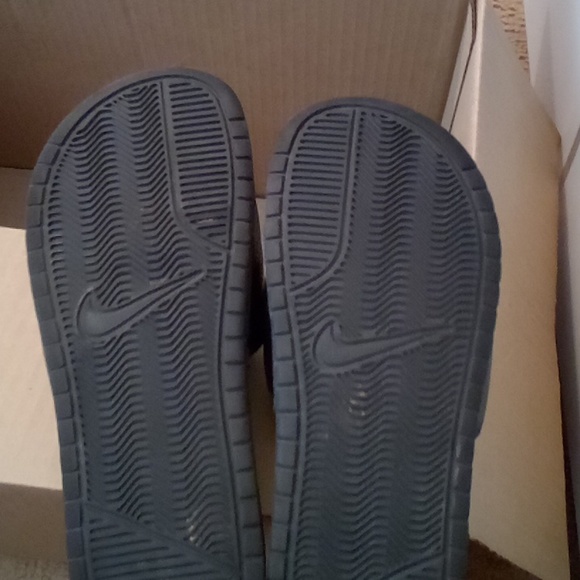 NIKE SLIDES SIZE 9M - Picture 3 of 4